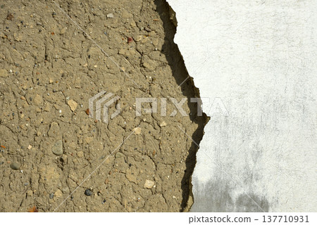 Earthen wall, white wall 137710931