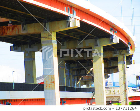 A view of the highway near Shikahama Bridge on the Metropolitan Expressway Central Circular Route. 137711264