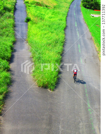從環線7號公路的鹿濱橋眺望荒川自行車道。 從環線7號公路的鹿濱橋眺望荒川自行車道。 137711392