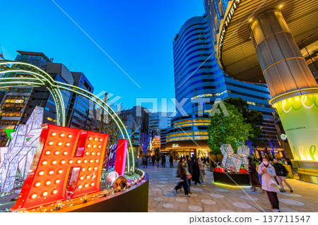 東京千代田區有樂町的東京中城日比谷的夜景。 137711547