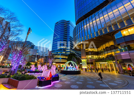 東京千代田區有樂町的東京中城日比谷的夜景。 137711551