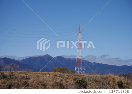 輸電塔和山脈（三重縣四日市市） 137711868
