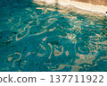 混凝土池塘中泛起漣漪的水面 1 137711922