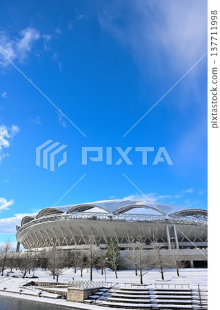 白雪皚皚的大天鵝體育場（新潟市，新潟縣） 137711998