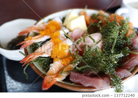 沖繩海鮮蓋飯,搭配大量海葡萄。新鮮海鮮美食。 沖繩海鮮蓋飯,搭配大量海葡萄。新鮮海鮮美食。 137712240