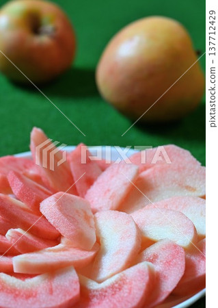 Moon Rouge apples, a Nagano specialty, served on a plate (Nagano Prefecture) Moon Rouge apples, a Nagano specialty, served on a plate (Nagano Prefecture) 137712429