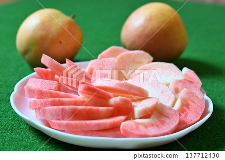 Moon Rouge apples, a Nagano specialty, served on a plate (Nagano Prefecture) Moon Rouge apples, a Nagano specialty, served on a plate (Nagano Prefecture) 137712430