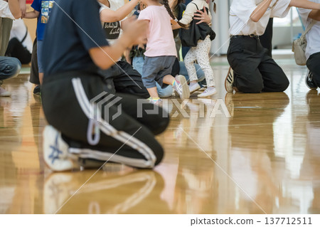 [Nursery school sports day obstacle course] 137712511