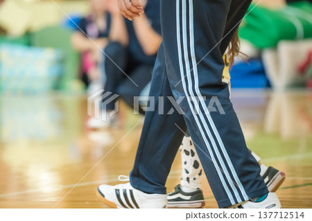 [Nursery school sports day obstacle course] 137712514