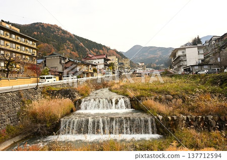 秋日里澀溫泉鵝卵石街道的街景(長野縣山之內町) 秋日里澀溫泉鵝卵石街道的街景(長野縣山之內町) 137712594