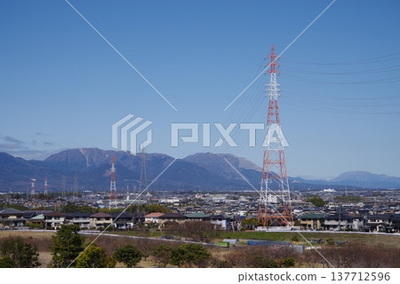 一座輸電塔穿過居民區（三重縣四日市） 137712596