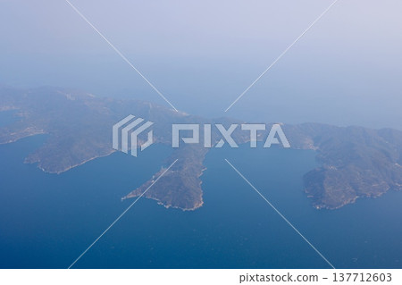 The long, narrow shape of the Sadamisaki Peninsula in Ehime Prefecture and the sea, as seen from above. 137712603