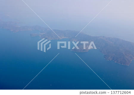 從高空俯瞰，愛媛縣佐佐木塚半島狹長的形狀以及大海。 137712604