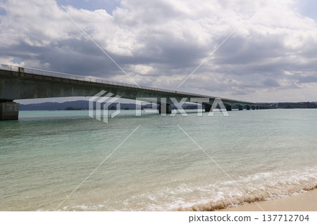 A view of Kouri Bridge and the Okinawan seascape from Kouri Beach. 137712704