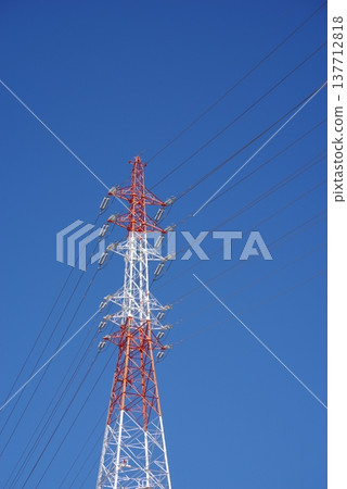 紅白相間的輸電塔（三重縣四日市市） 137712818