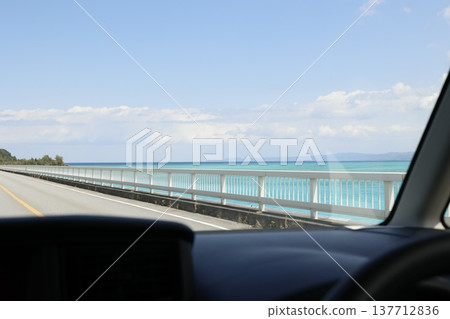 從車內欣賞沖繩海的景色,以及經過古里橋的風景。 從車內欣賞沖繩海的景色,以及經過古里橋的風景。 137712836