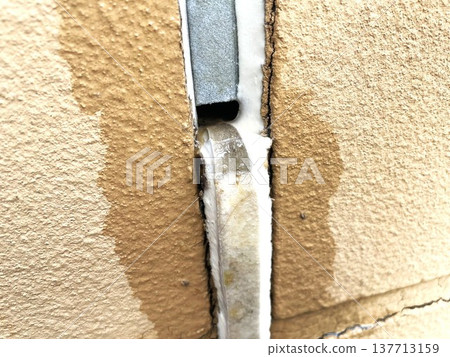 雨水積聚在填縫劑 2 137713159