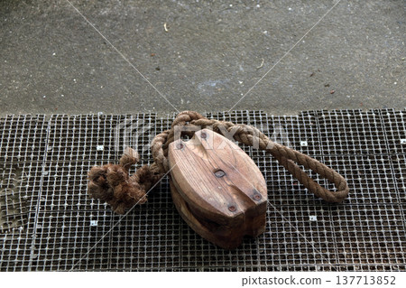 Wooden pulley 137713852