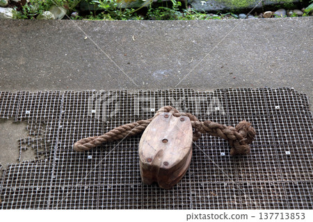 Wooden pulley 137713853