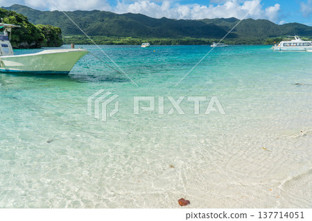 Beautiful scenery spreading across Ishigaki Island, Okinawa Prefecture in summer Beautiful scenery spreading across Ishigaki Island, Okinawa Prefecture in summer 137714051