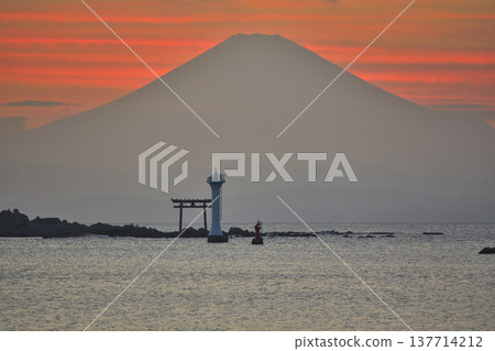 秋日夕陽映照下的富士山輪廓：葉山真瀨海灘海景 137714212