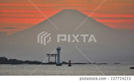 秋日夕陽映照下的富士山輪廓:葉山真瀨海灘海景 秋日夕陽映照下的富士山輪廓:葉山真瀨海灘海景 137714213