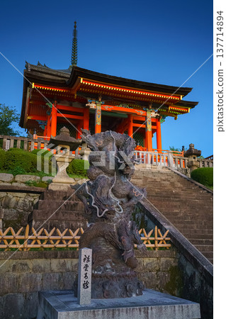 Kyoto, Japan - Sep 23 2024, vertical, close-up view of stone statue of two writhing dragons near stairs in front of entrance to Pure Water Kiyomizu Dera Temple, with shrine on background, Kyoto, Japan Kyoto, Japan - Sep 23 2024, vertical, close-up view of stone statue of two writhing dragons near stairs in front of entrance to Pure Water Kiyomizu Dera Temple, with shrine on background, Kyoto, Japan 137714894