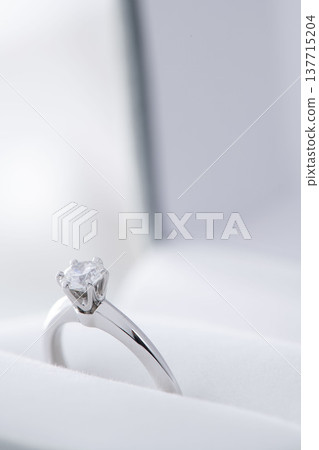 鑽石結婚戒指,白色背景 鑽石結婚戒指,白色背景 137715204