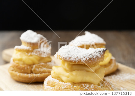 手工製作的奶油泡芙 137715313