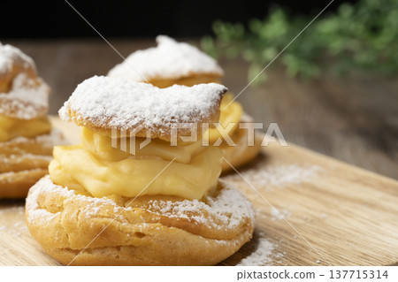 手工製作的奶油泡芙 手工製作的奶油泡芙 137715314