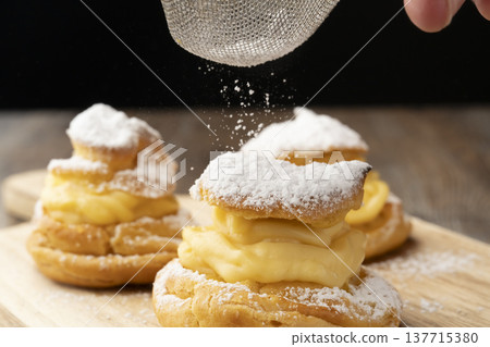 在自製泡芙頂部撒上糖粉即可。 在自製泡芙頂部撒上糖粉即可。 137715380
