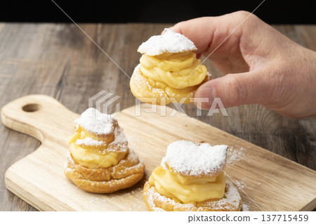 用手提起自製泡芙 用手提起自製泡芙 137715459