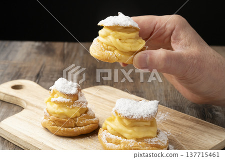 用手提起自製泡芙 用手提起自製泡芙 137715461