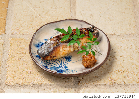 西京味噌烤鯖魚：一道精緻的日本魚料理。 137715914