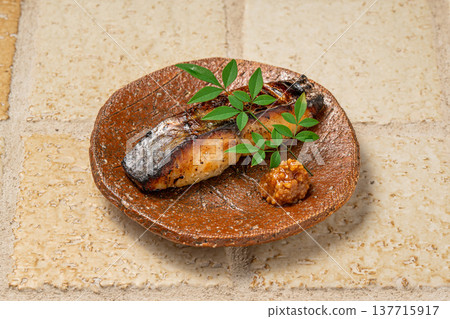 西京味噌烤鯖魚:一道精緻的日本魚料理。 西京味噌烤鯖魚:一道精緻的日本魚料理。 137715917