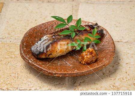 西京味噌烤鯖魚：一道精緻的日本魚料理。 137715918