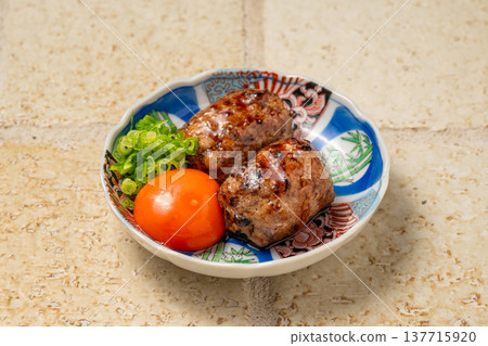 雞肉丸佐蛋黃:烤雞丸配上濃鬱的蛋黃。 雞肉丸佐蛋黃:烤雞丸配上濃鬱的蛋黃。 137715920