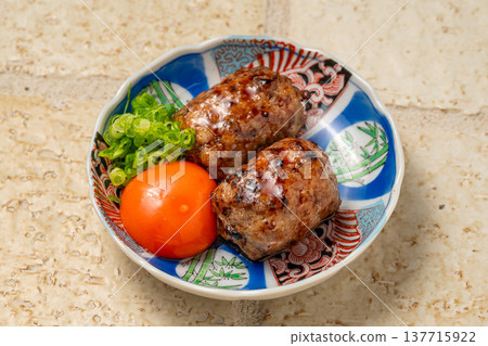 雞肉丸佐蛋黃:烤雞丸配上濃鬱的蛋黃。 雞肉丸佐蛋黃:烤雞丸配上濃鬱的蛋黃。 137715922