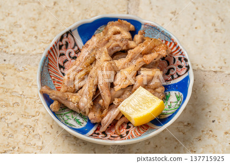 炭烤雞頸肉：一道廣受歡迎的菜餚，以香氣撲鼻的烤雞頸肉為特色。 137715925