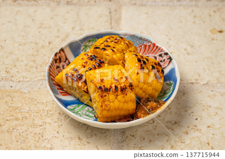 Grilled corn over charcoal: A fragrant summer grilled vegetable dish. Grilled corn over charcoal: A fragrant summer grilled vegetable dish. 137715944