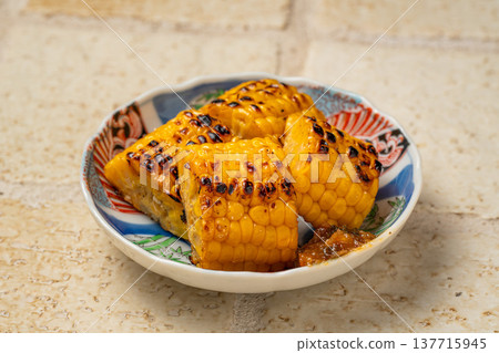 炭烤玉米:一道香氣四溢的夏季烤蔬菜料理。 炭烤玉米:一道香氣四溢的夏季烤蔬菜料理。 137715945