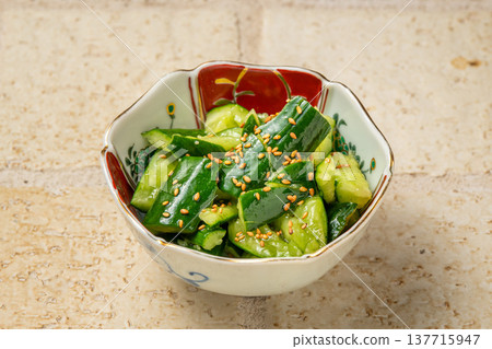 鹹黃瓜:一款清爽經典的居酒屋小點心。 鹹黃瓜:一款清爽經典的居酒屋小點心。 137715947