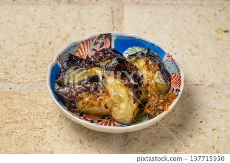 炭烤茄子：一道入口即化的烤蔬菜料理。 137715950