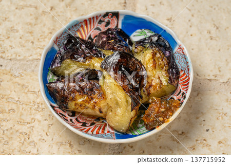 炭烤茄子：一道入口即化的烤蔬菜料理。 137715952