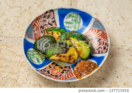 炭烤櫛瓜：一道香氣撲鼻的烤蔬菜料理。 137715958