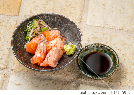 鮭魚刺身：一道以肥美的鮭魚為特色的熱門海鮮料理。 137715962