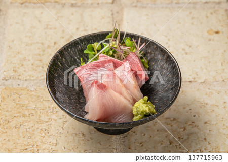 黃尾魚刺身：一道經典的日本料理，選用新鮮的黃尾魚製成。 137715963