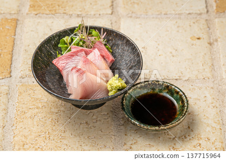 黃尾魚刺身:一道經典的日本料理,選用新鮮的黃尾魚製成。 黃尾魚刺身:一道經典的日本料理,選用新鮮的黃尾魚製成。 137715964