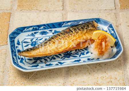 鹽烤鯖魚：一道經典的日式魚料理，烤得恰到好處。 137715984
