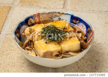 日式炸豆腐:一道經典的日本料理,湯汁鮮美。 日式炸豆腐:一道經典的日本料理,湯汁鮮美。 137715995